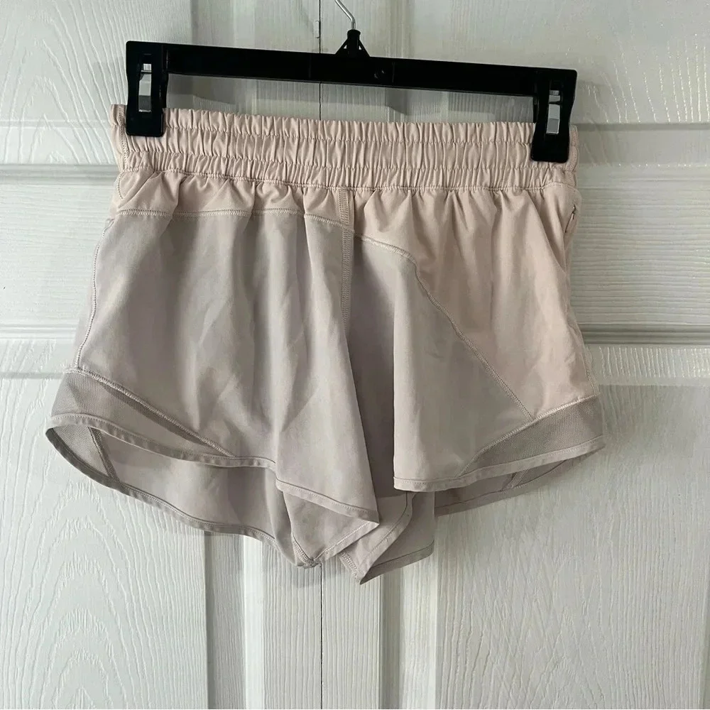 Lululemon Hotty Hot Short Asym Light Chrome/White sz:4 4” Asymmetrical